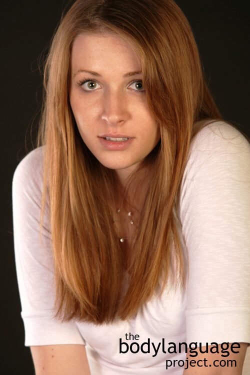 Nyak-behúzást (Nyb) végző nő.