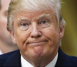 Donald Trump ajakösszeszorítást végez.