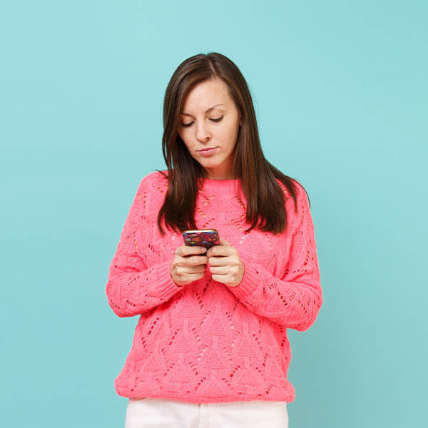 Mobiltelefonját használó nő fej-ledöntés (Fl) közben.