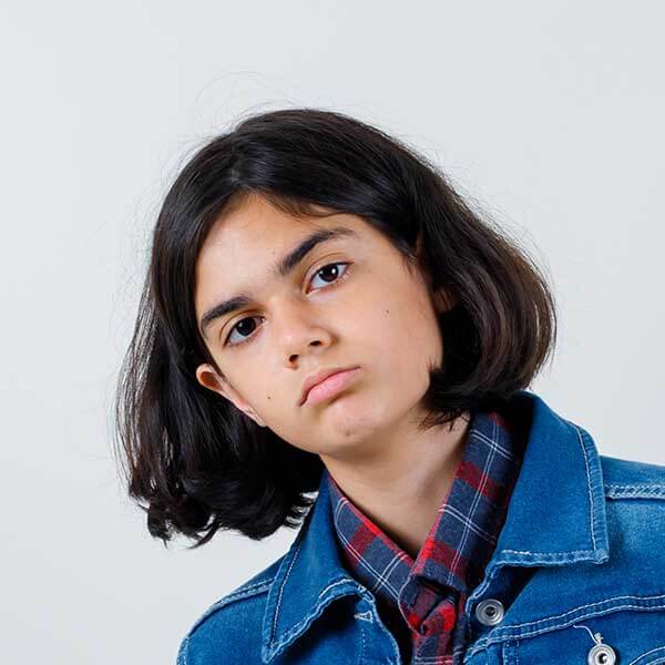 Igazoló pillantást (Ip) végző személy.