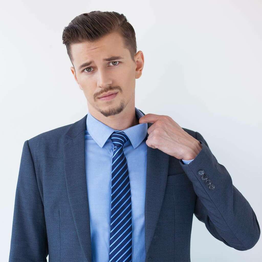 Öltönyös férfi húzza a gallérját